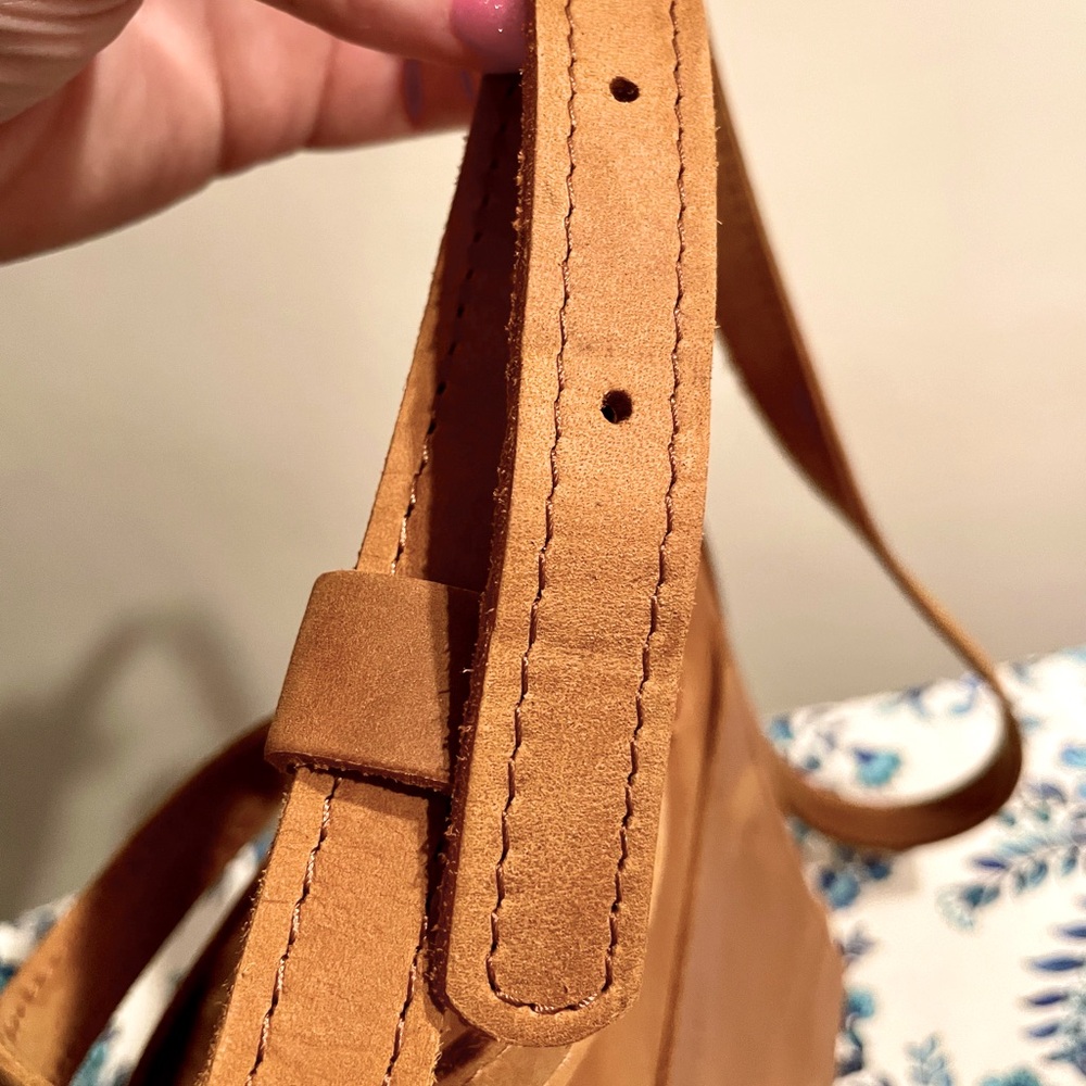 Portland Leather Goods Dakota Medium Crossbody Tote Bag w/ Free Gift - Picture 7 of 10
